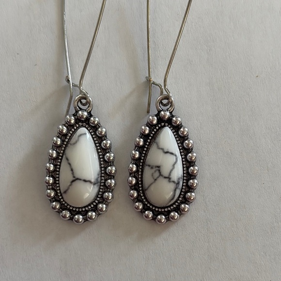 Silver and White marble design Teardrop Earrings GORGEOUS brand new without tag - Picture 4 of 7